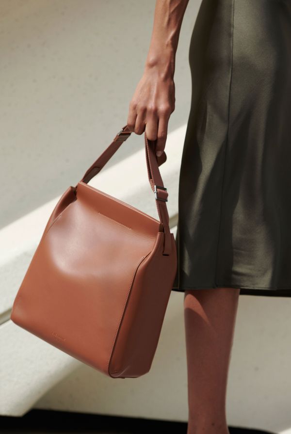 Everlane The Form Bag in Cognac
