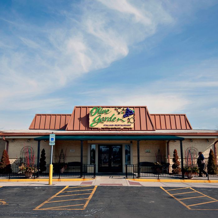 A Darden Restaurants Inc. Olive Garden location stands in Peoria, Illinois, U.S., on Tuesday, March 18, 2014. 