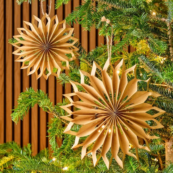 Adornos de estrellas de papel natural de West Elm