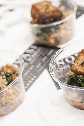 腌制猪肉菜单配坡道莎莎，法罗，花生和泰国辣椒。