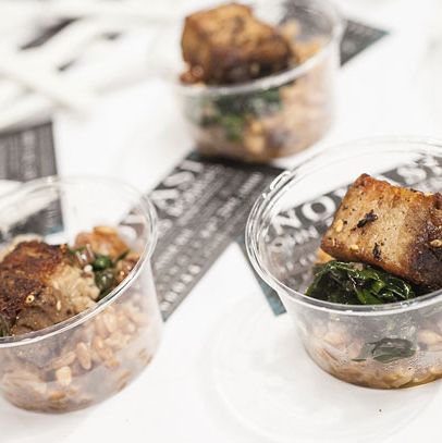 腌制猪肉菜单配坡道莎莎，法罗，花生和泰国辣椒。