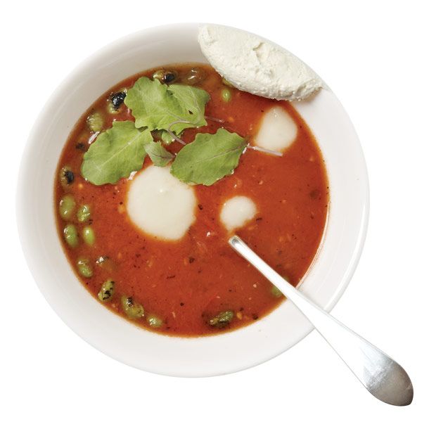 Corey Cova将西红柿和土豆混合在一起，制作了一种二合一的汤，他非正式地称之为“topato”。用塔巴斯科辣酱、斯里拉查酱和山葵调味，点缀着毛豆，最后撒上一点烟熏乳清干酪。8美元;列克星敦大道1504号，97街;212-722-8959。(参见清单)