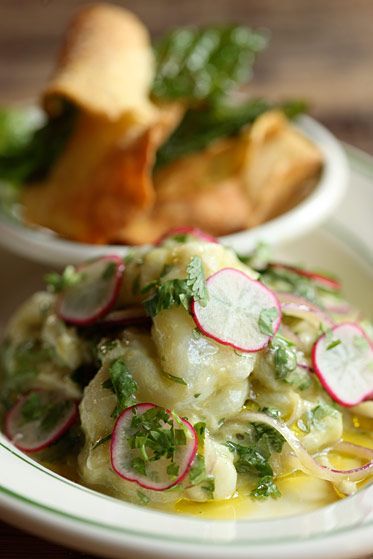 绿虎奶(青椒、西红柿、青柠、洋葱、大蒜、皮斯科)和芋头片