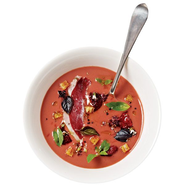 鸭肉熏火腿、黑胡椒、新鲜罗勒和橄榄油点缀在表面，部分脱水的三星草莓，嚼劲十足，与腌肉相匹配，增添了浓郁的味道。15美元;百老汇1170号，28街;212-796-1500。(参见清单)