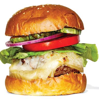 干式陈年的上等肋排肉饼用猪排和短肋排切开，淋上融化的Gruyère，配上烤蘑菇，最后抹上一抹培根果酱——干式陈年汉堡界的Sriracha。