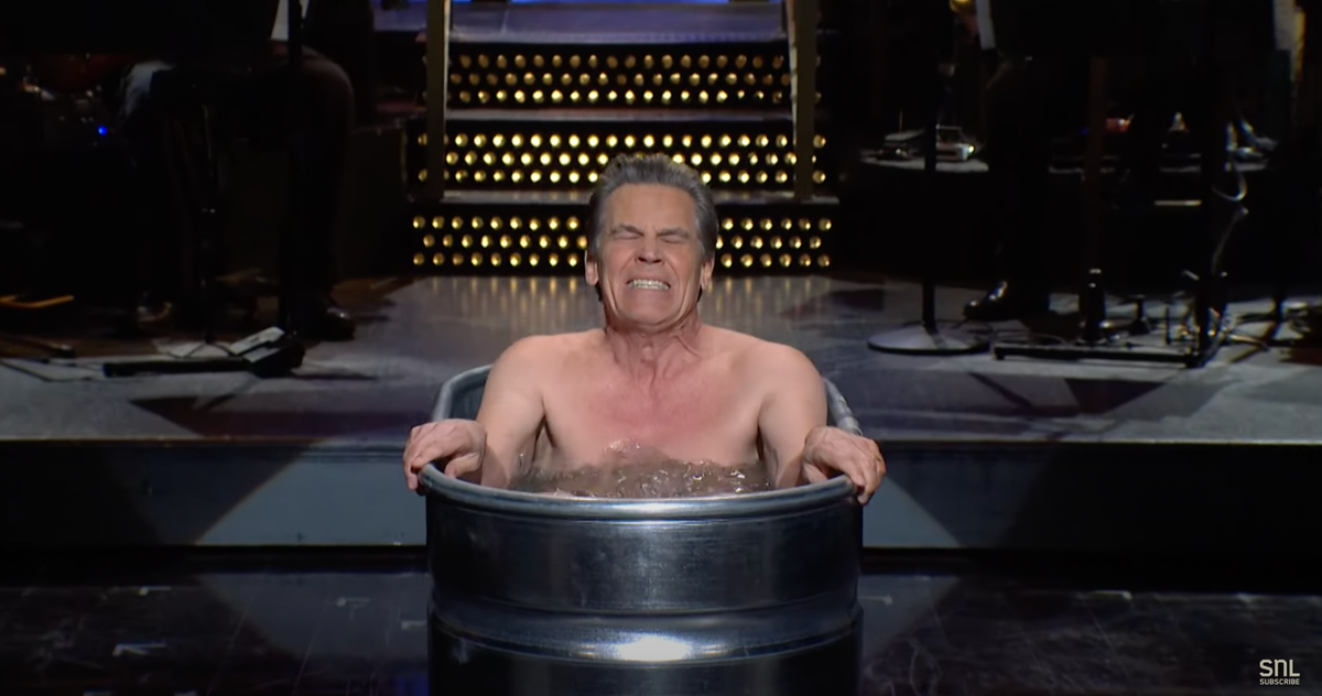 Josh Brolin a fait un plongeon froid pendant son monologue ‘SNL’