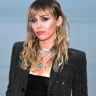 Dove Cameron Porn Porn - Miley Cyrus Tweets About Penis Cake, Bong, Hemsworth Split