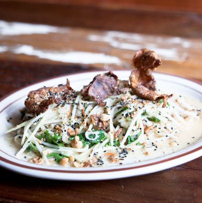 伯恩叔叔的青芒果沙拉，脆干鱿鱼，花生碎，辣椒和酸橙。