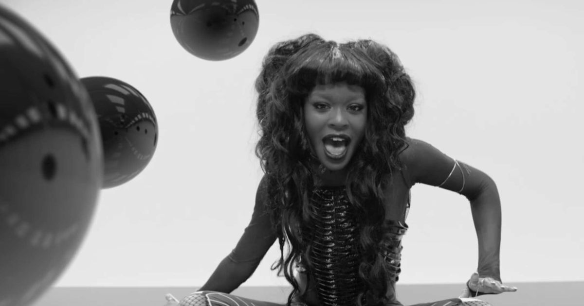 Azealia Banksが女性のアイドルに対するオマージュを見てください