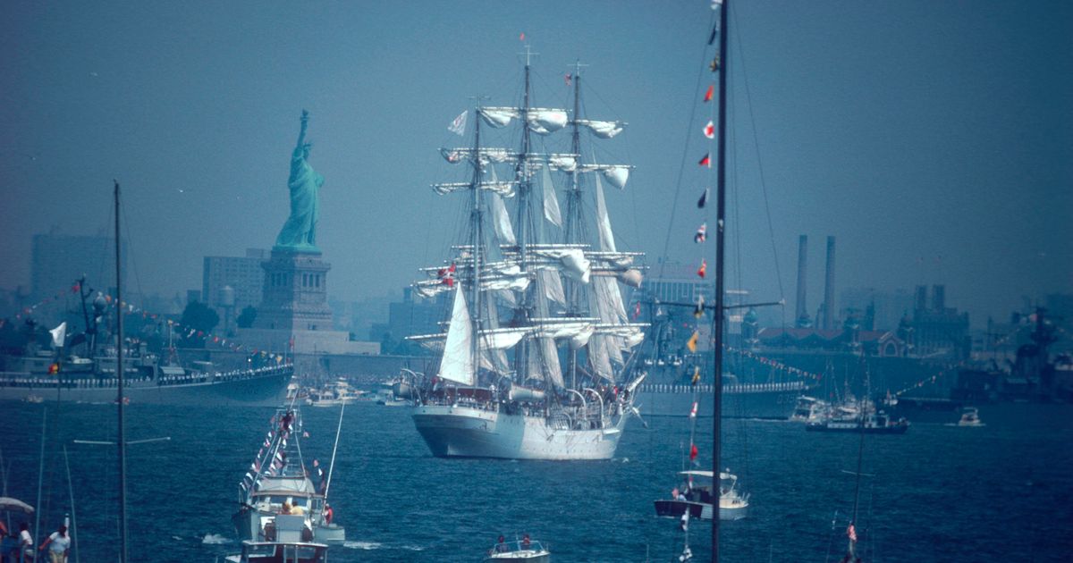 Vysoké lodě se vracejí do New Yorku. S nimi i válečné plavidla