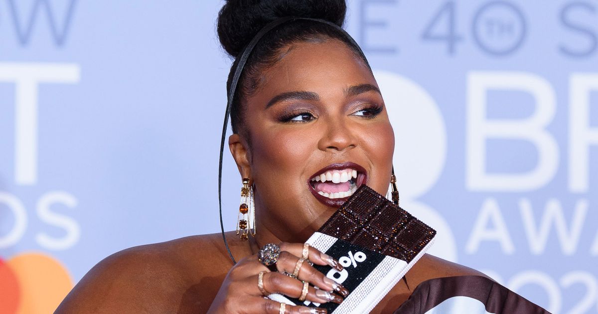 Lizzo 抵達 2020 年全英音樂節，看起來像個零食