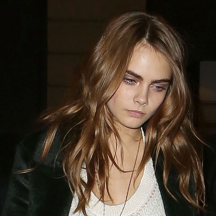 Cara Delevingne Wordlessly Expressed Her Boredom At Taylor Swifts 25th
