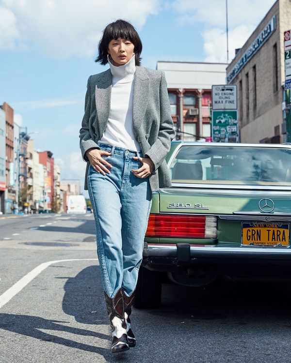 high waisted jeans outfit with cowboy boots and black turtleneck