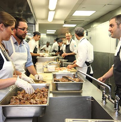 主厨Abram Bissell给Wagstaff和Tascarella一些香肠切片指导。