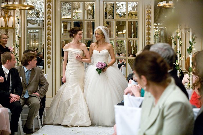 BRIDE WARS, centro, de izquierda a derecha: Anne Hathaway, Kate Hudson, 2009. TM y �copyright Fox 2000 Pictures