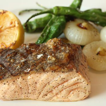 与charcoal-grilled Shishito辣椒和Cippolini onions