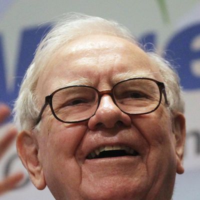 NEW YORK, NY - SEPTEMBER 30: Berkshire Hathaway Inc. Chairman and CEO Warren E. Buffett smiles at the New York Stock Exchange before ringing the opening bell on September 30, 2011 in New York City. U.S. President Barack Obama's new plan for a higher tax rate for millionaires has been dubbed the 