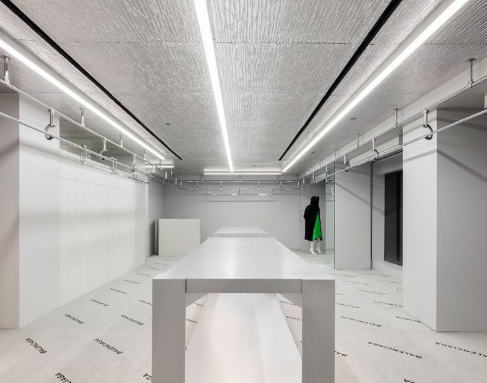 Armonioso tugurio Fatal New Balenciaga Store Has Runway Carpeting and Artsy Statues