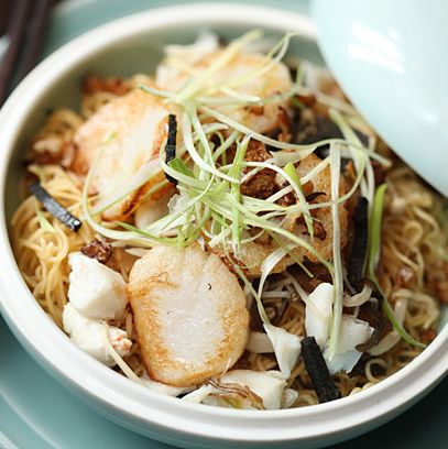 鸡蛋面配黑松露、松露油、金针菇、黑木耳、黄木耳和扇贝