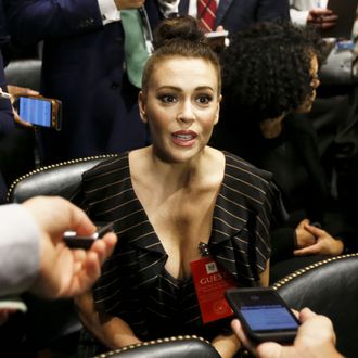 330px x 330px - Alyssa Milano's Phone Wasn't Confiscated During Hearing