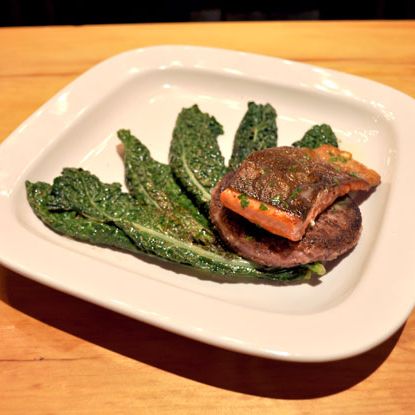 酥脆的野生鲑鱼配炒羽衣甘蓝，安森·米尔斯砂蛋糕和柠檬还原。