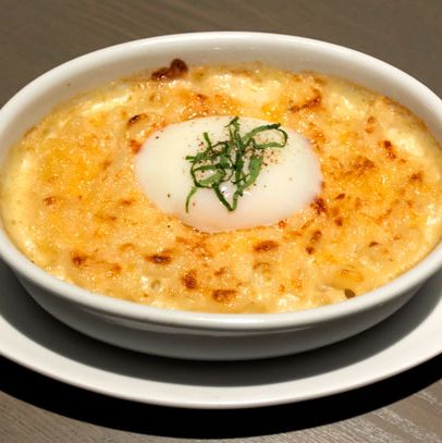 Mac和奶酪配四个奶酪和荷包蛋。