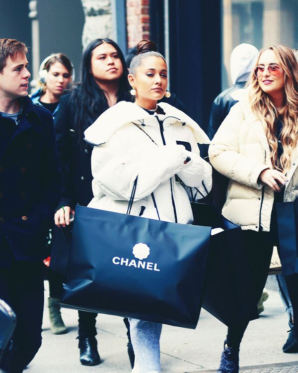 Ariana Grande and Chanel bag  Model off duty street style Ariana Fashion