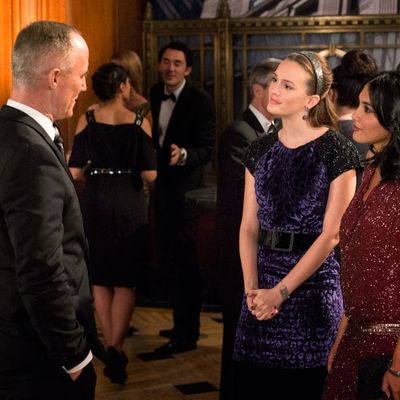 GOSSIP GIRL-- Revengers -- Pictured (L-R): John Burke as Bart Bass, Leighton Meester as Blair Waldorf and Hina Abdullah as Iman