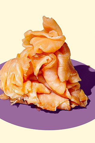 Russ & Daughters的腹熏鲑鱼。早在1907年，乔尔·拉斯就在手推车上卖这种盐腌鲑鱼。休斯顿街179号，乌节街;212-475-4880;36美元一磅。