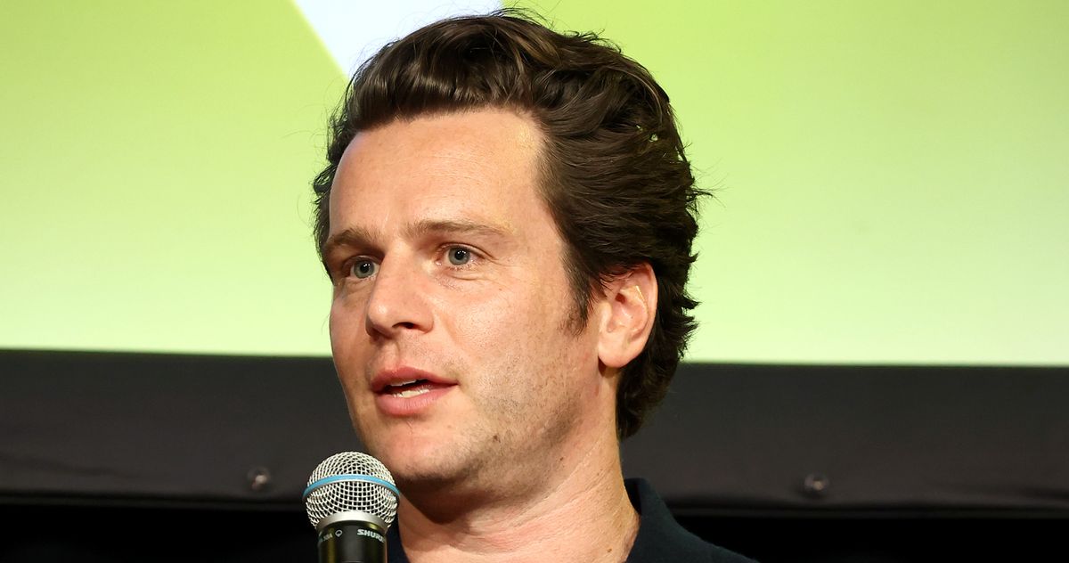 Looking Was ‘Like Therapy’ for Jonathan Groff