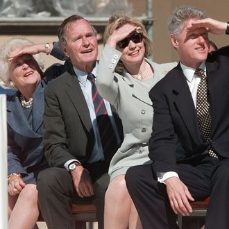 US-LIBRARY-CLINTONS & BUSHES LOOK UP