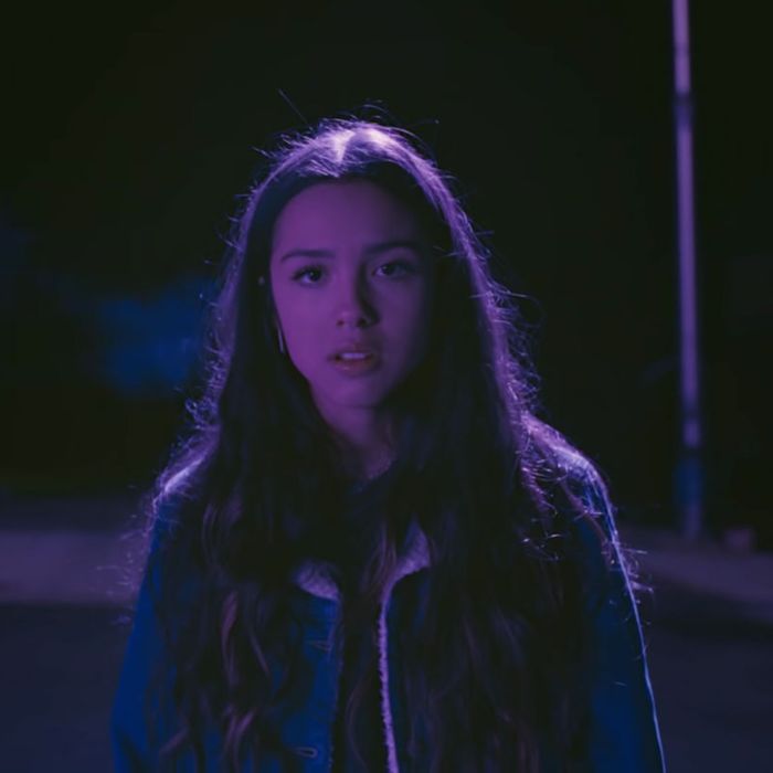 Fil Am Singer Olivia Rodrigo S Drivers License Rules Apple Music