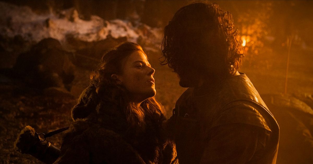 Games Of Thrones Ygritte shoots John Snow 3 times with arrows