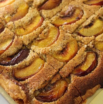 副主厨维多利亚·布莱梅的核果挞配榛子酥皮和酥皮。