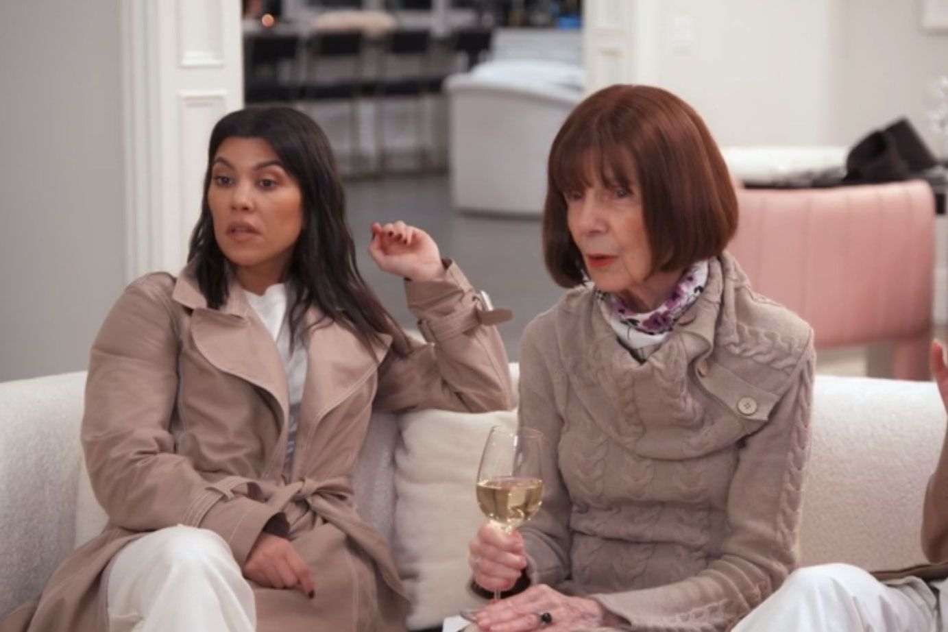 Keeping up with the kardashians hot sale season 16 episode 12 streaming