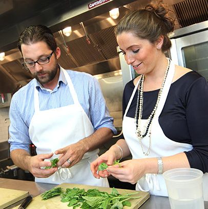 塔斯卡雷拉和瓦格斯塔夫在整理罗勒时发生了许多事情。在对面的车站，工作人员在称咖啡豆，一辆客房服务车返回到集结区准备拆卸，一瓶空的古英语800 (Olde English 800)葡萄酒从香槟桶里翘了出来。