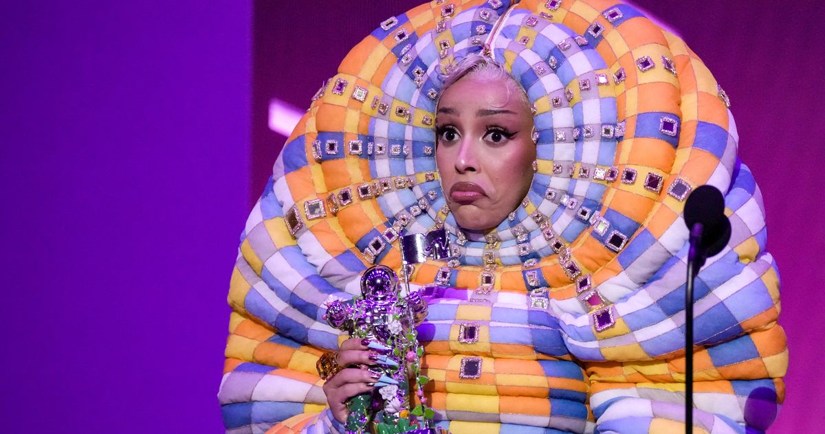 Mtv Vmas 21 Host Doja Cat Wears Chair Hat More Photos