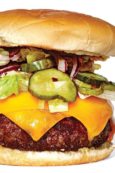 杰西·辛克(Jesse Schenker)的午餐汉堡很漂亮:一大块干式陈年牛肉，包装松散，让所有多汁的脂肪分子有足够的空间发挥作用。16美元，是城里最便宜的干式陈年汉堡之一。