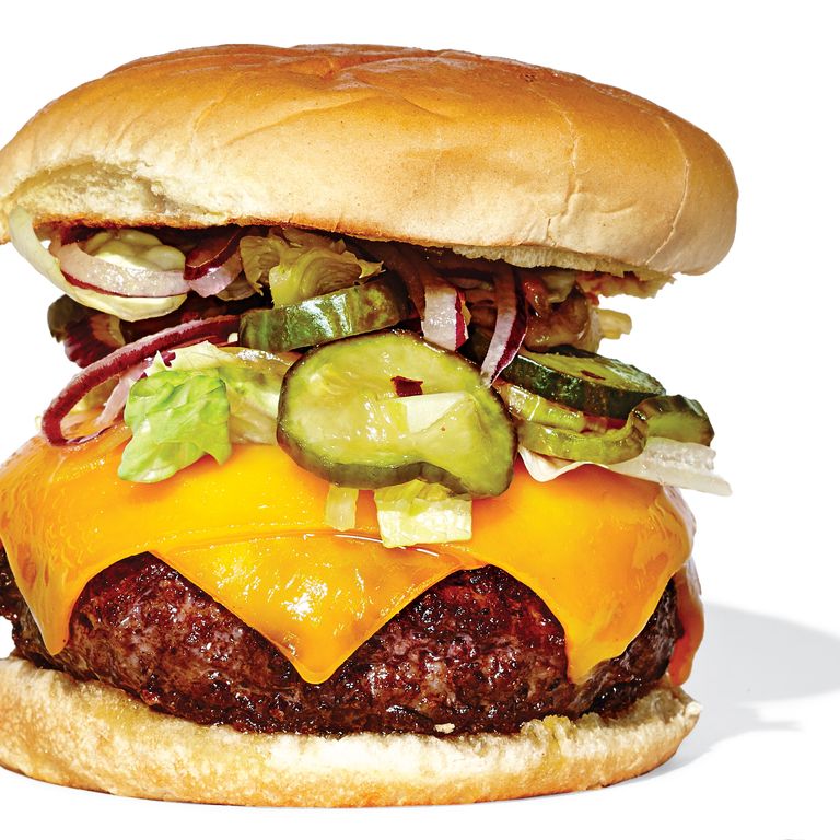 杰西·辛克(Jesse Schenker)的午餐汉堡很漂亮:一大块干式陈年牛肉，包装松散，让所有多汁的脂肪分子有足够的空间发挥作用。16美元，是城里最便宜的干式陈年汉堡之一。