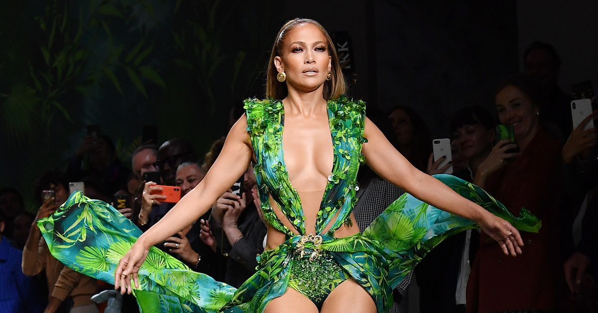 Jennifer Lopez Walks In Versace Show In Jungle Dress 1885