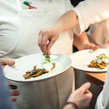 The Trenchermen自己的丽贝卡·拉玛尔法的产品:红烧牛尾agnolotti，芹菜根和红酒酱。