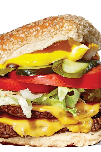 The Dram Shop Bar的双层芝士汉堡，12美元。店内的双层芝士汉堡是用两块焦黄的三盎司肉饼做成的，配以生菜、番茄、美式芝士、泡菜、洋葱、芥末和蛋黄酱放在芝麻面包上。不过，亨氏的老板来自德克萨斯州，在那里，在汉堡上要番茄酱就像在卡茨熟食店的店员给你的熏牛肉三明治上放蛋黄酱一样。