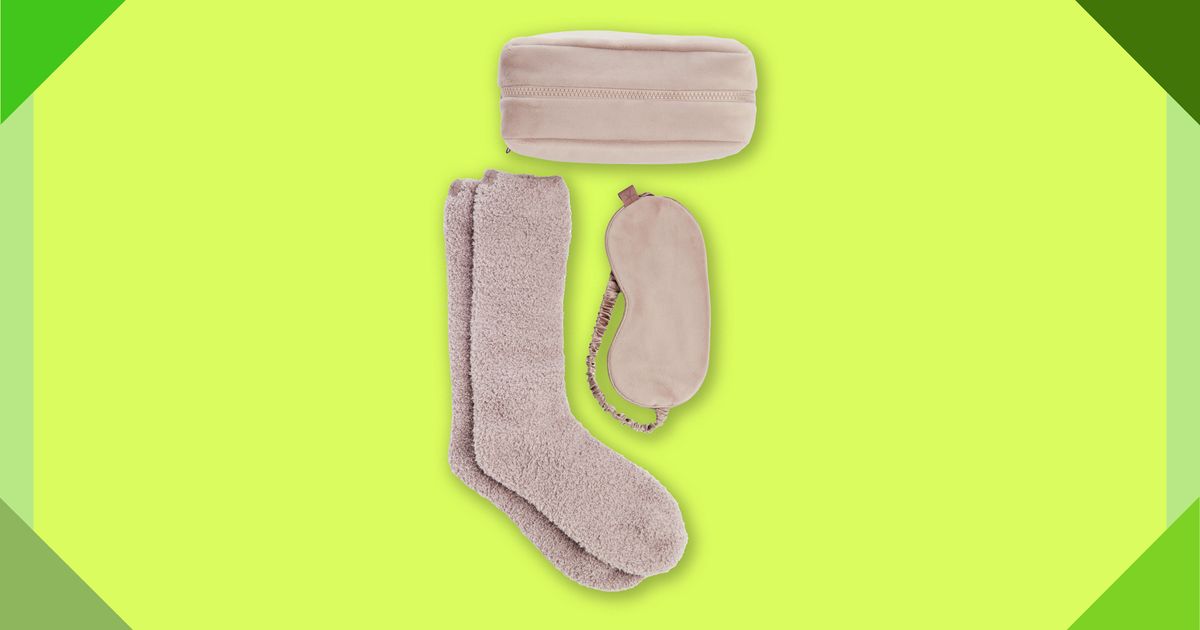 This Half-Off Barefoot Dreams Set Is Perfect for a Traveler
