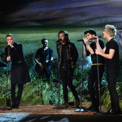 LOS ANGELES, CA - NOVEMBER 23: (L-R) Recording artists Louis Tomlinson, Liam Payne, Harry Styles, Zayn Malik and Niall Horan of One Direction perform onstage at the 2014 American Music Awards at Nokia Theatre L.A. Live on November 23, 2014 in Los Angeles, California. (Photo by Jeff Kravitz/AMA2014/FilmMagic)