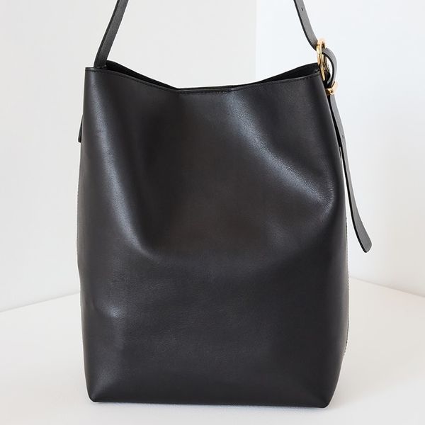 Madewell The Essential Bucket Tote in Leather