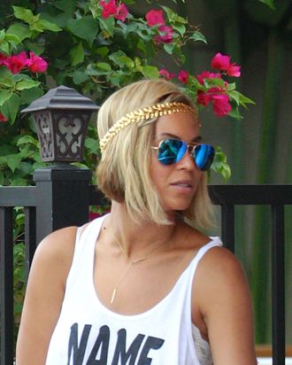 Beyoncé's Super Short Bangs: New Haircut Or Wig?