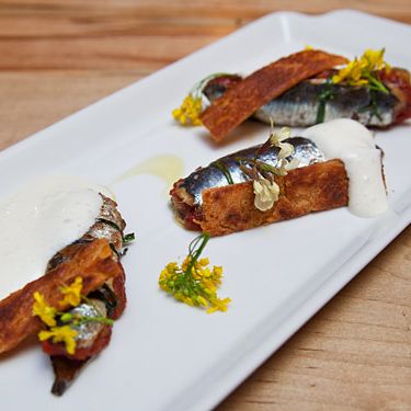 斑点的沙丁鱼与番茄果酱，摩洛哥坚果油，柠檬和鹰嘴豆可丽饼