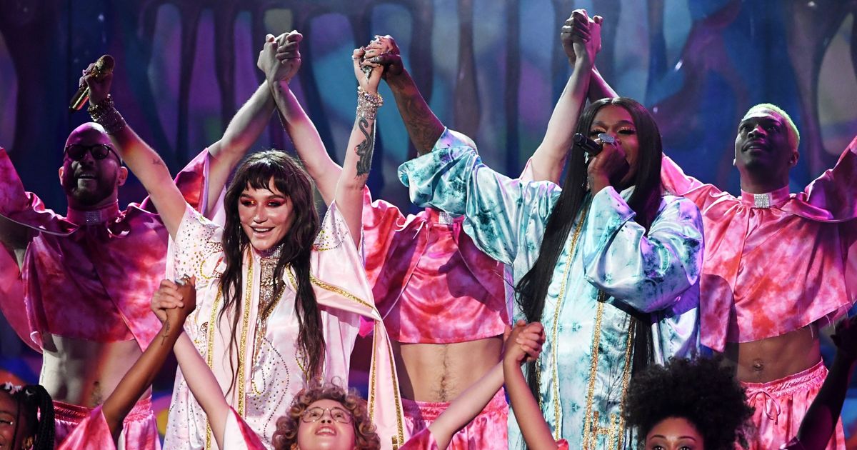 19 Amas Kesha Performs Tik Tok 10 Years Later Video