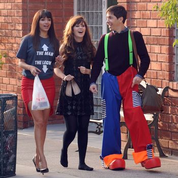 NEW GIRL: During a long walk home after a night of partying, Cece (Hannah Simone, L) and Jess (Zooey Deschanel, C) run into Jess' ex-boyfriend Paul (guest star Justin Long, R) in the 