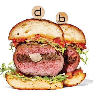 DB Bistro Moderne的原味DB汉堡，35美元丹尼尔·布鲁德(Daniel Boulud)将红烧小排骨、鹅肝酱和腌制的黑松露塞进了西冷牛排的外壳中，他永远改变了高档汉堡界的面貌。这可能不是一个每周的习惯，但它绝对是一个愿望清单上的汉堡。